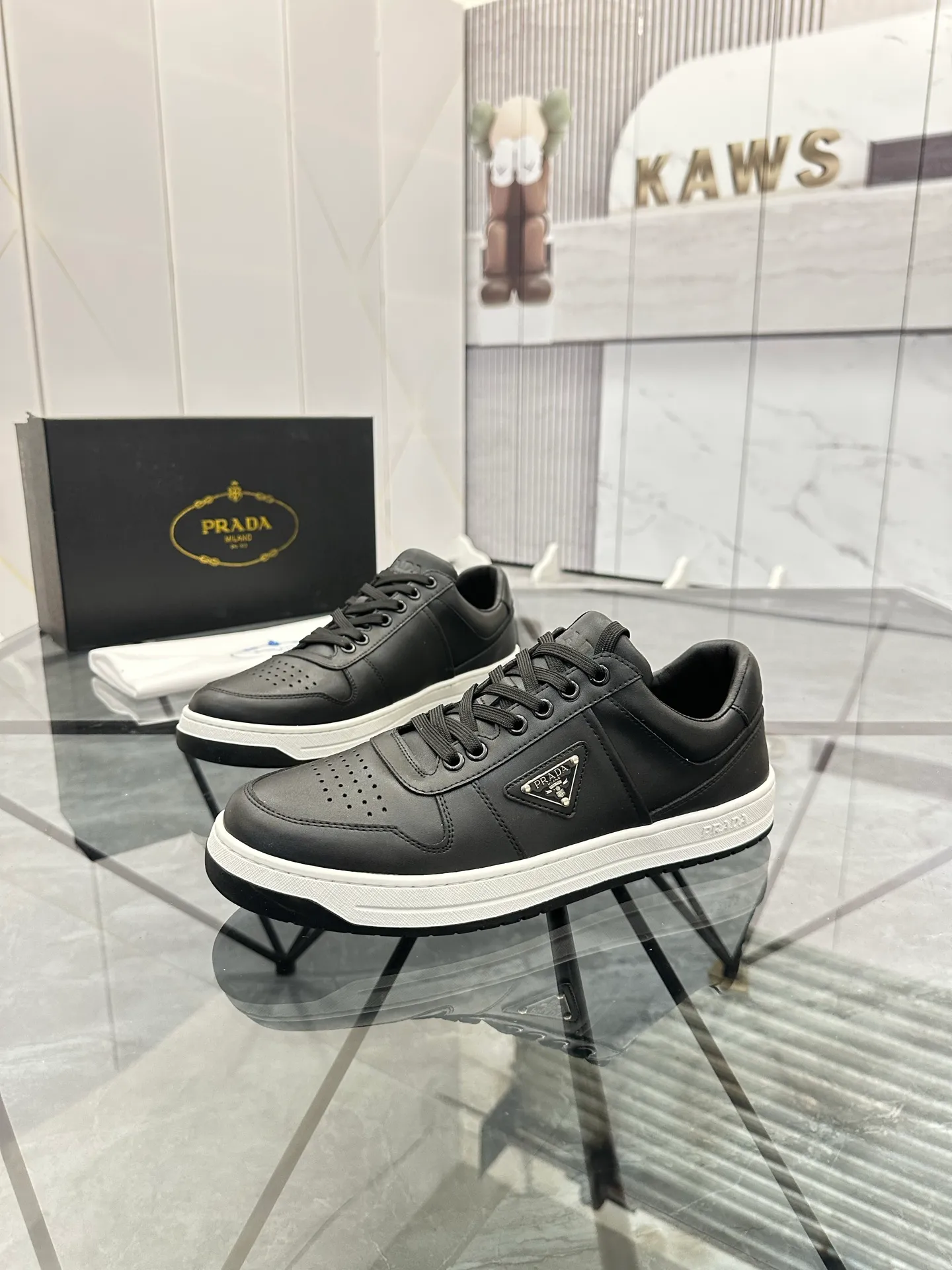 Men's shoes: 💰P400¥ Product trademark: Prada *"Prada*" low-top casual shoes Regular size: 38-44 (can be customized to 45) Product materials: imported cowhide upper, sheepskin lining, original outsole. Number: 020
